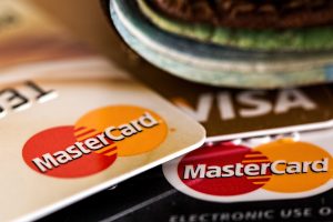 Auf Reisen und im Internet ist die Bezahlung mit der Kreditkarte ein ganz normaler Vorgang. Bildquelle: Pixabay.de