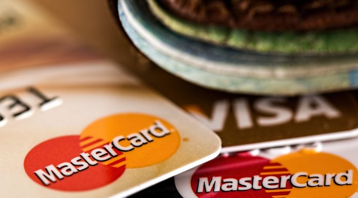 Ist es sinnvoll, eine Kreditkarte zu haben? Auf Reisen und im Internet ist die Bezahlung mit der Kreditkarte ein ganz normaler Vorgang. Bildquelle: Pixabay.de