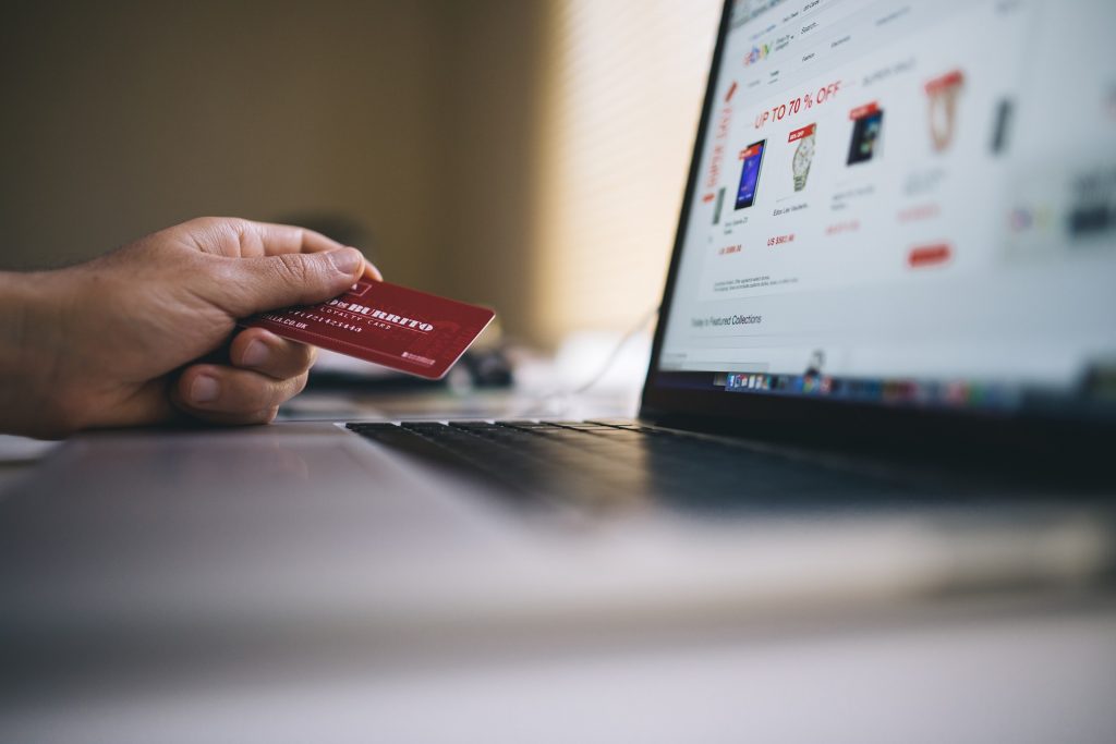 Die Bezahlung mit der Kreditkarte ist vor allem im Ausland oft einfacher als mit herkömmlichen Bargeld. Bildquelle: Pixabay.de
