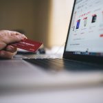 Die Bezahlung mit der Kreditkarte ist vor allem im Ausland oft einfacher als mit herkömmlichen Bargeld. Bildquelle: Pixabay.de