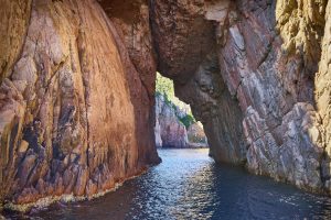 Les Calanches - die roten Felsformationen auf dem Weg von Piana nach Porto sind ein echtes Naturschauspiel. Bildquelle: shutterstock.com