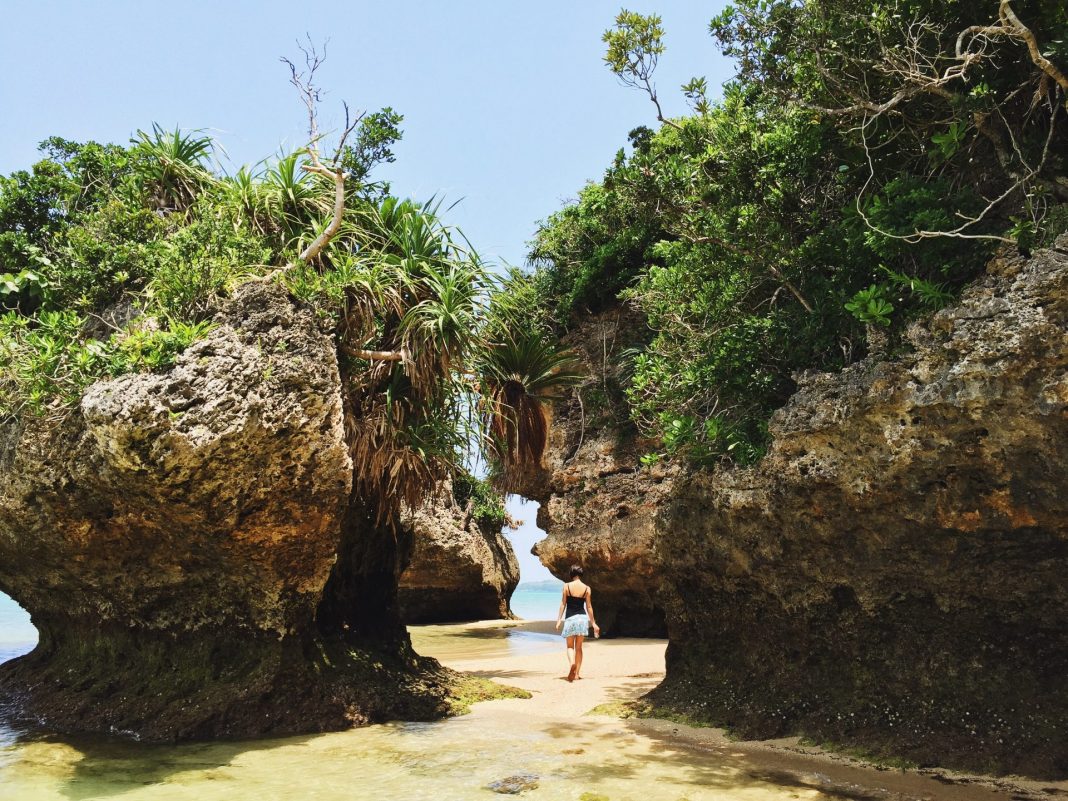 Okinawa ist die südlichste Präfektur Japans und ein Inselparadies das zum urlauben einlädt. Bildquelle: © Hayato Shin / Unsplash.com