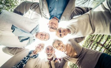 Das Ehrenamt als zweite Karriere im Ruhestand Nur gemeinsam können wir das Altersbild in unserer Gesellschaft nachhaltig verändern und dazu gehört auch eine auf die Zielgruppe abgestimmte Werbung. Bildquelle: © Shutterstock.com