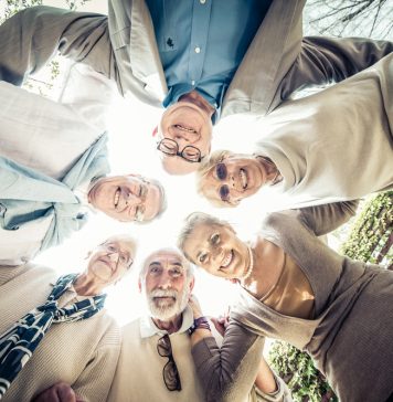 Hilfsmittel im Alter: Wann akzeptieren wir sie endlich? Nur gemeinsam können wir das Altersbild in unserer Gesellschaft nachhaltig verändern und dazu gehört auch eine auf die Zielgruppe abgestimmte Werbung. Bildquelle: © Shutterstock.com