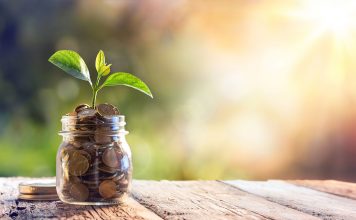 Sparbuch, Aktien oder ETFs: Sparen in Zeiten niedriger Zinsen Die guten Zeiten des Sparens scheinen vorbei. Die Zinsen sinken - wie geht es jetzt weiter?Bildquelle: © Shutterstock.com