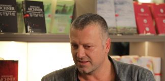 Der Thriller Autor Bernhard Aichner: “Ich bin eigentlich ein Hosenscheisser!”