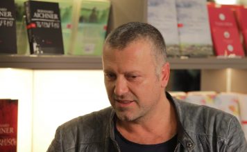 Der Thriller Autor Bernhard Aichner: “Ich bin eigentlich ein Hosenscheisser!”