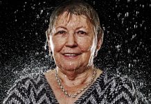 Ein Fotoshooting der ganz besonderen Art Neugierig und mitten im Leben stehend - Gertrud B. aus Ratingen. Gewinnerin unseres Fotoshootings "Dancing in the Rain". Bildquelle: www.zornfotografie.de