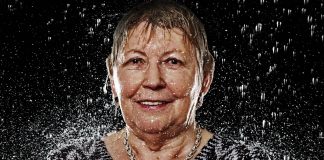 Ein Fotoshooting der ganz besonderen Art Neugierig und mitten im Leben stehend - Gertrud B. aus Ratingen. Gewinnerin unseres Fotoshootings "Dancing in the Rain". Bildquelle: www.zornfotografie.de