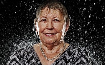 Ein Fotoshooting der ganz besonderen Art Neugierig und mitten im Leben stehend - Gertrud B. aus Ratingen. Gewinnerin unseres Fotoshootings "Dancing in the Rain". Bildquelle: www.zornfotografie.de