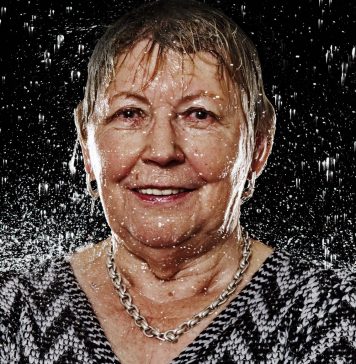 Ein Fotoshooting der ganz besonderen Art Neugierig und mitten im Leben stehend - Gertrud B. aus Ratingen. Gewinnerin unseres Fotoshootings "Dancing in the Rain". Bildquelle: www.zornfotografie.de