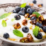 Mit noch ein paar Nüssen oder Blaubeeren, schmeckt der Apfel-Quark vorzüglich und frisch. Bildquelle: shutterstock.com