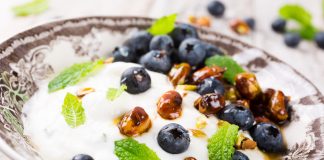 Fit im Kopf ins neue Jahr: Apfel-Quark mit Vanillesauce Mit noch ein paar Nüssen oder Blaubeeren, schmeckt der Apfel-Quark vorzüglich und frisch. Bildquelle: shutterstock.com
