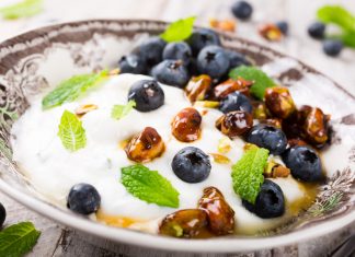 Fit im Kopf ins neue Jahr: Apfel-Quark mit Vanillesauce Mit noch ein paar Nüssen oder Blaubeeren, schmeckt der Apfel-Quark vorzüglich und frisch. Bildquelle: shutterstock.com