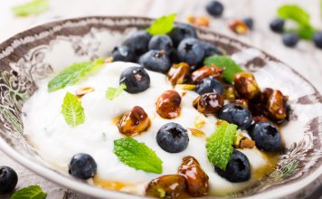Fit im Kopf ins neue Jahr: Apfel-Quark mit Vanillesauce Mit noch ein paar Nüssen oder Blaubeeren, schmeckt der Apfel-Quark vorzüglich und frisch. Bildquelle: shutterstock.com