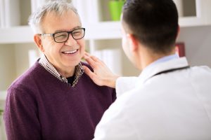 Das offene Gespräch zwischen dem Arzt und Patienten müssen viele Ärzte erst wieder lernen. Bildquelle: shutterstock.com