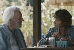 Ella (Helen Mirren) und John (Donald Sutherland) planen in DAS LEUCHTEN DER ERINNERUNG ihre gemeinsame Reise. Quelle: © 2017 Concorde Filmverleih GmbH