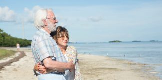 Ab 4. Januar im Kino: DAS LEUCHTEN DER ERINNERUNG Ella (Helen Mirren) und John (Donald Sutherland) in DAS LEUCHTEN DER ERINNERUNG. Quelle: © 2017 Concorde Filmverleih GmbH