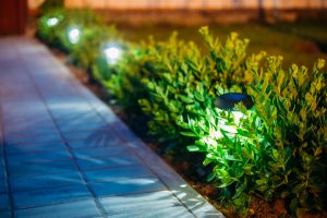 Statten Sie den Garten mit kleinen Solarlampen aus, dann verhindern Sie Stolperfallen bei Dunkelheit. Bildquelle: shutterstock.com