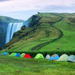 Wildes Campen und Müll als Hinterlassenschaft in der Natur sind die unschönen Folgen des stark steigenden Tourismus. Bildquelle: shutterstock.com