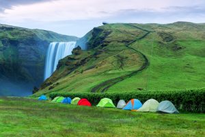 Wildes Campen und Müll als Hinterlassenschaft in der Natur sind die unschönen Folgen des stark steigenden Tourismus. Bildquelle: shutterstock.com