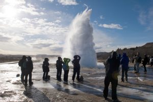 Der Tourismus hat natürlich auch eine andere Seite wie z. B. das mehr Geld in das Land kommt und dadurch mehr Arbeitsplätze entstehen. Bildquelle: shutterstock.com