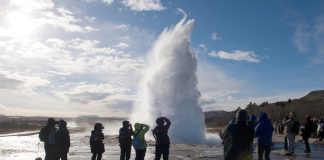 Island: Wie viele Touristen verträgt das Land? Der Tourismus hat natürlich auch eine andere Seite wie z. B. das mehr Geld in das Land kommt und dadurch mehr Arbeitsplätze entstehen. Bildquelle: shutterstock.com
