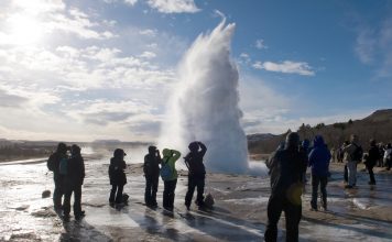 Island: Wie viele Touristen verträgt das Land? Der Tourismus hat natürlich auch eine andere Seite wie z. B. das mehr Geld in das Land kommt und dadurch mehr Arbeitsplätze entstehen. Bildquelle: shutterstock.com
