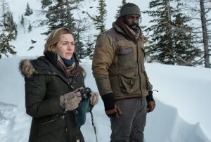 ZWISCHEN ZWEI LEBEN – Alex (Kate Winslet) und Ben (Idris Elba) irgendwo im Nirgendwo in den schneebedeckten Bergen Utahs. Quelle: © 2017 Twentieth Century Fox