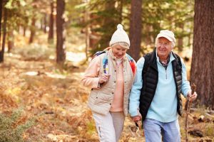 Hobbys wie Wandern oder Walken bringen uns regelmäßig an die frische Luft und halten uns fit. Bildquelle: © Shutterstock.com