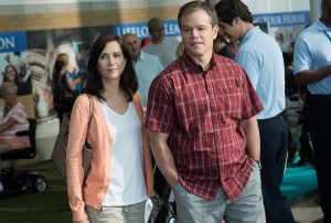 Downsizing: Audrey (Kristen Wiig) und Paul (Matt Damon) planen ein Leben in der geschrumpften gesellschaft Leisureland. Quelle: © 2017 Paramount Pictures. All Rights Reserved