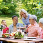 Den gut geplanten und schön angelegten Garten genießt man auch gern in guter Gesellschaft. Bildquelle: shutterstock.com