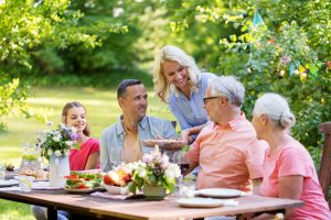 Den gut geplanten und schön angelegten Garten genießt man auch gern in guter Gesellschaft. Bildquelle: shutterstock.com