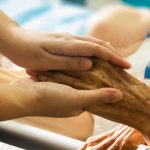 Als ehrenamtlicher Sterbebegleiter schenkt man Menschen auf ihrem letzten Stück Lebensweg Aufmerksamkeit und Zuneigung. Bildquelle: Pixabay.de