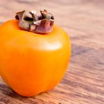 Auf den ersten Blick ähnelt die Kaki Frucht sehr einer Tomate. Bildquelle: Pixabay.de