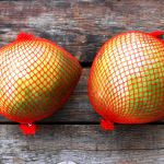Wenn Sie sich schon immer mal gefragt haben, was das für eine Frucht ist, dann wissen Sie jetzt, es ist ein Pomelo. Bildquelle: shutterstock.com