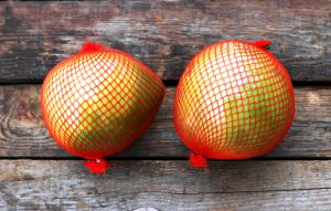 Wenn Sie sich schon immer mal gefragt haben, was das für eine Frucht ist, dann wissen Sie jetzt, es ist ein Pomelo. Bildquelle: shutterstock.com