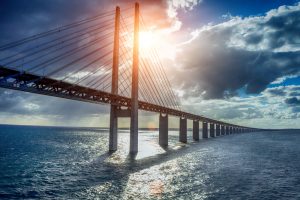 Viele Wege führen nach Schweden - in diesem Fall ist es per Auto über die Öresundbrücke. Bildquelle: shutterstock.com