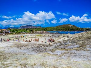 Bei einer Reise nach Vulcano darf ein Schlammschwefelbad auf keinen Fall fehlen. Bildquelle: shutterstock.com