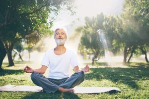 Zunehmend mehr Männer finden ihre Entspannung im Yoga. Bildquelle: shutterstock.com