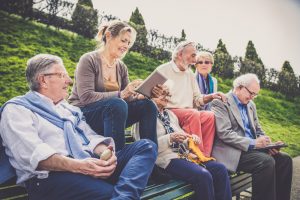 Bestimmte Krankheiten erfordern eine Ernährungsumstellung. Diese lässt sich wunderbar in einer Selbsthilfegruppe, also unter Gleichgesinnten, erlernen. Bildquelle: shutterstock.com