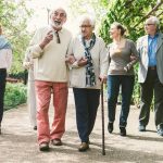 Soziale Kontakte und damit der ständige Austausch mit anderen Menschen ist vor allem im Alter sehr wichtig. Bildquelle: shutterstock.com