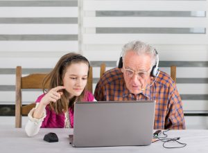 Skypen ermöglicht nahezu kostenfreies Telefonieren mit Bildübertragung. Bildquelle: shutterstock.com