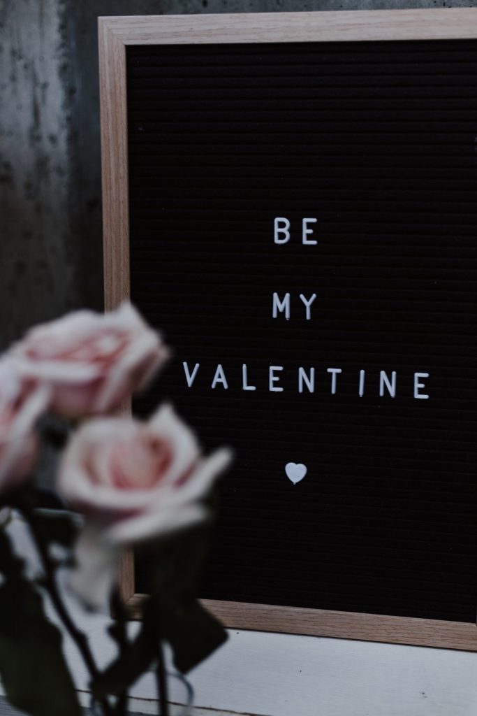 Feiern Sie den Valentinstag? Und wenn ja, wie? Bildquelle: © Priscilla du Preez / Unsplash.com