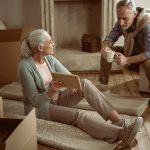Idealerweise gehen Sie gemeinsam die alten Fotos durch und entscheiden, welche digitalisiert werden sollen und welche nicht. Bildquelle: © Shutterstock.com