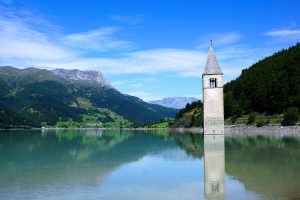 Vinschgau in Südtirol - die im See versunkene Kirche ist eines der Wahrzeichen. Bildquelle: Pixabay.de