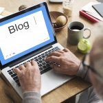 Heinz Schmalenbach hat mit 66 Jahren begonnen seinen eigenen Blog zu entwickeln und hält seitdem Jung und Alt fit im Kopf. Bildquelle: shutterstock.com