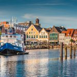 Husum besticht durch seine bunten Häuser und hat neben der Krokusblüte auch noch ein wenig mehr zu bieten. Bildquelle: shutterstock.com