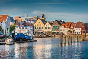 Husum besticht durch seine bunten Häuser und hat neben der Krokusblüte auch noch ein wenig mehr zu bieten. Bildquelle: shutterstock.com