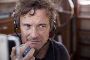 Donald (Colin Firth) in Vor uns das Meer. Der einsame Segler gibt einen Funkspruch ab. Quelle: Studiocanal GmbH / Dean Rogers